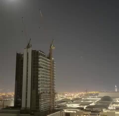 , drone,Les drones iraniens Shahed-136 volent librement à Dubaï, aux Émirats arabes unis
sur Tiktok