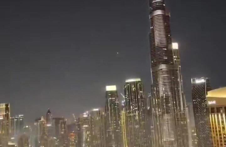 , drone,RUPTURE : Un drone iranien vient de percuter le Burj Khalifa à Dubaï, aux Émirats arabes unis.
sur Tiktok