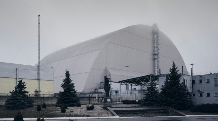 , Fragilisé par une frappe de drone, le sarcophage de Tchernobyl menace de s’effondrer et d’exposer 200 tonnes de combustible nucléaire à l’air libre