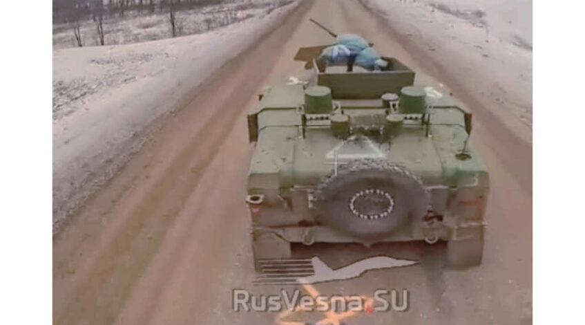 , dron; Un drone russe FPV pourchassant un véhicule blindé ukrainien Humvee à Novoivanovka.