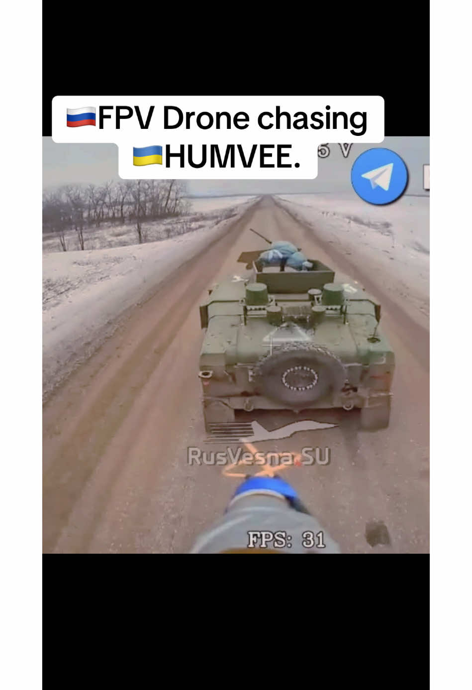 Un drone russe FPV pourchassant un véhicule blindé ukrainien Humvee à Novoivanovka.
