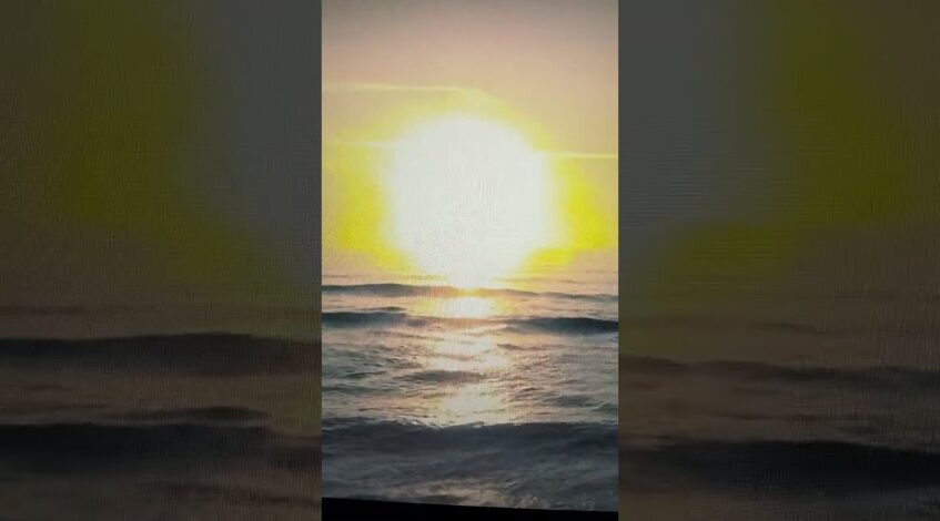 , riprese con drone,riprese con drone quando il sole tramonta sul mare.