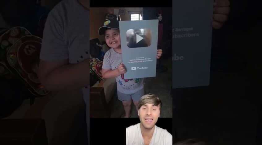 , creador de contenido,Su papa le diseño una placa de youtube de madera #shorts