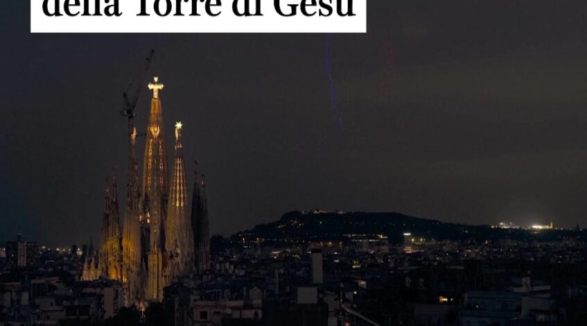 , drone,Spectacle de drones pour l’inauguration de la Tour de Jésus-Christ de la Sagrad
sur Tiktok