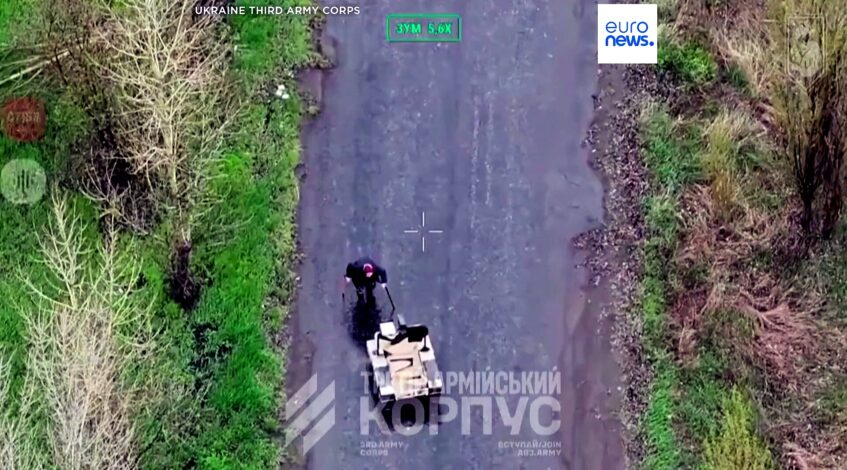 , Daily Motion (дрон): Ukraine : une femme âgée près de la ligne de front a été sauvée par un robot autonome