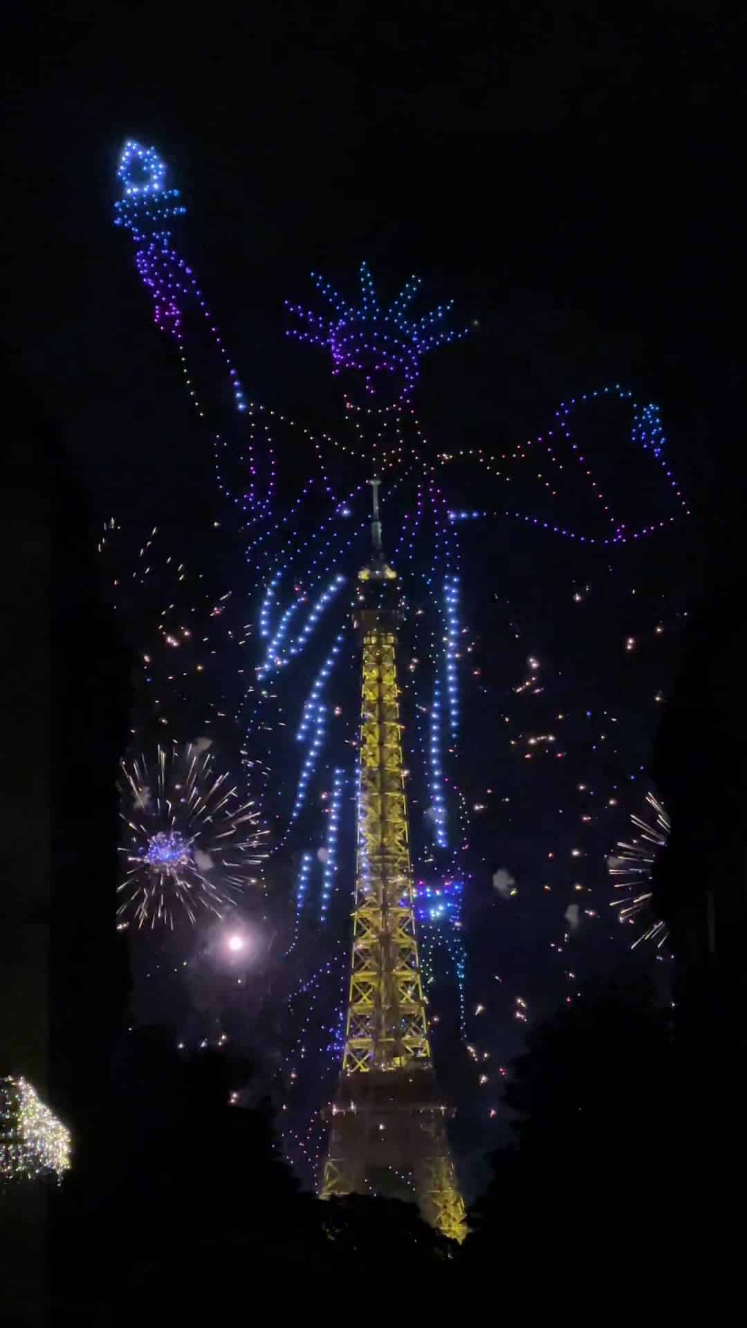 Feux d’arrivé avec drones à la Tour Eiffel 13 juillet 2026