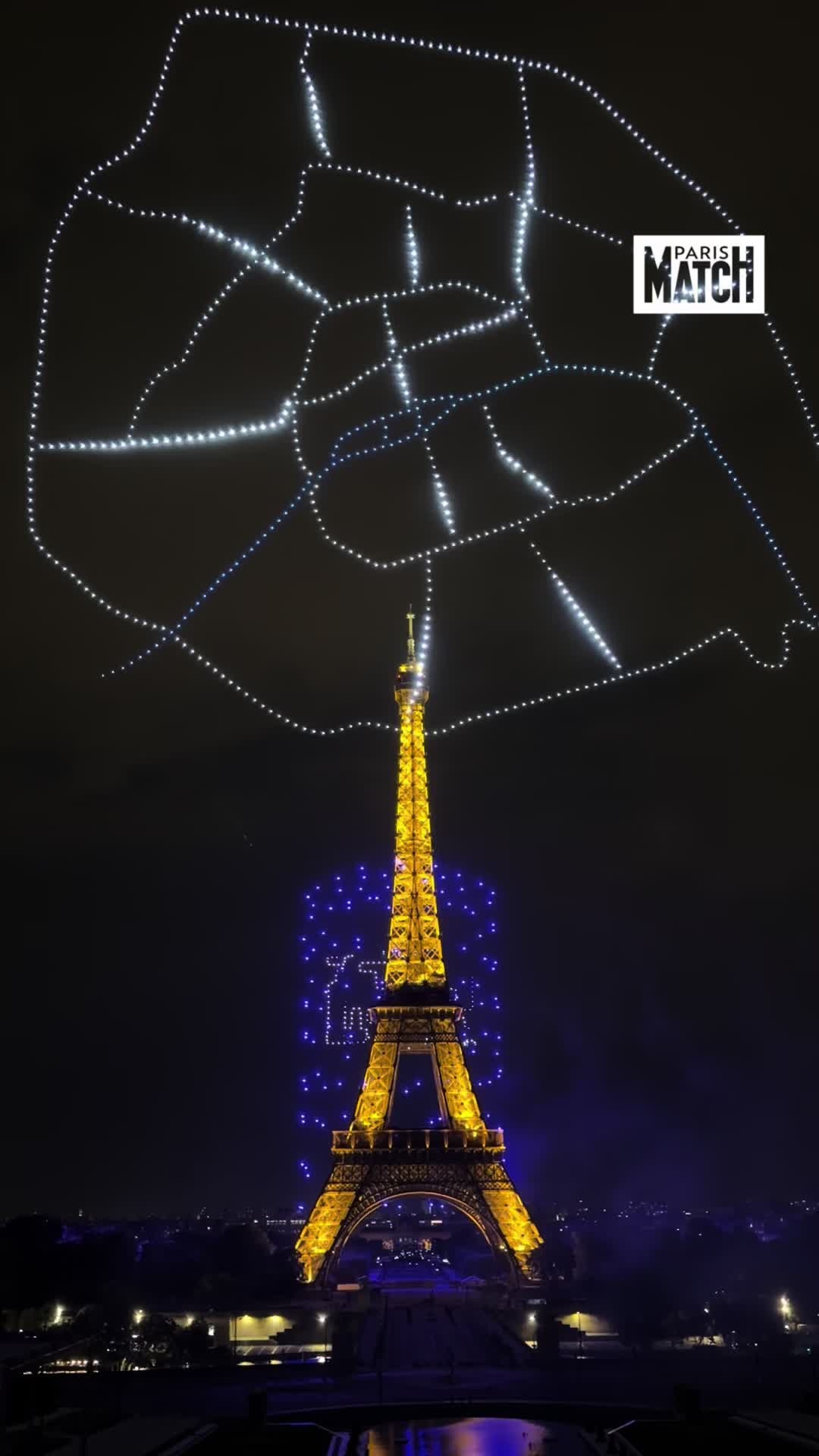 La carte de Paris représentée par des drones lors feu d’artifice à Paris.